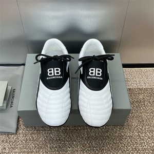 발렌시아가 남여공용 스니커즈 B69782-2 2024/신상